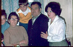 Pedro Herrera con su mujer su hija Consuelo y y dos de sus nietos. Navidad 1977