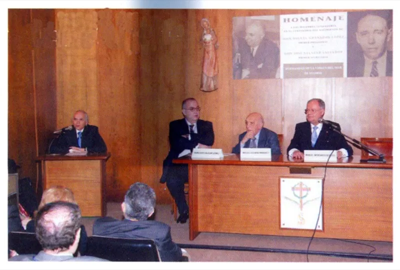 Mesa presidencial en el homenaje a los fundadores.