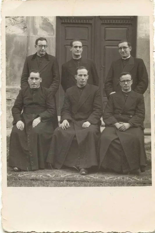 Mis profesores en Murguía en el curso de 1951. De izquierda a derecha: de pie?, P.Enrique Velayos, P.Egido; sentados: P.Merino, P.Díez, Victoriano (Superior), P.Bea Murguía