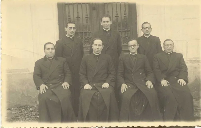 Mis profesores en Murguía en el curso de 1952.De izquierda a derecha, de pie: P. Boyero, Marcelino, P. Benjamin, P. Lorenzo; sentados:?, P. Diez, Victoriano (Superior), P. Bea Murguía, P. Cuesta