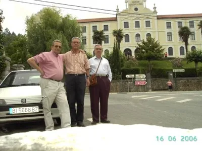 Emiliano Martínez, Conrado Diez y José Cordón delante del Colegio de Limpias